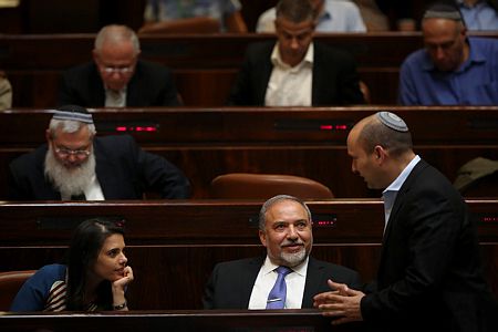 בנט הודיע: "נצביע נגד ההצעה של ליברמן"