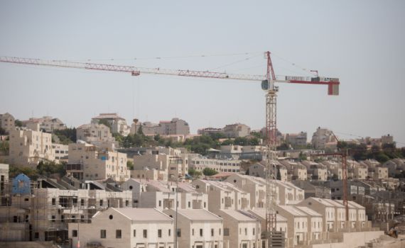 אסון: מנוף פגע בבניין והפיל ילד מקומה רביעית