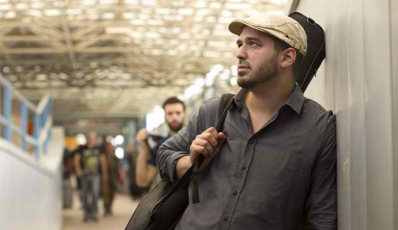 "פשוט ונוגע": אורי וויל בשיר אהבה חדש• צפו