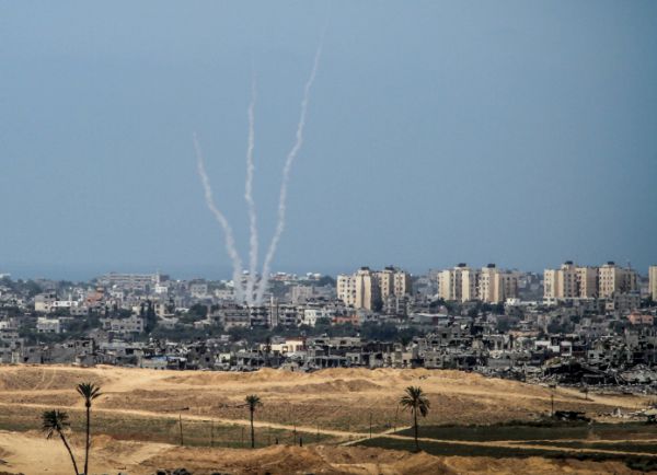 צפו: הורים מחפשים את ילדיהם בזמן ירי הרקטות