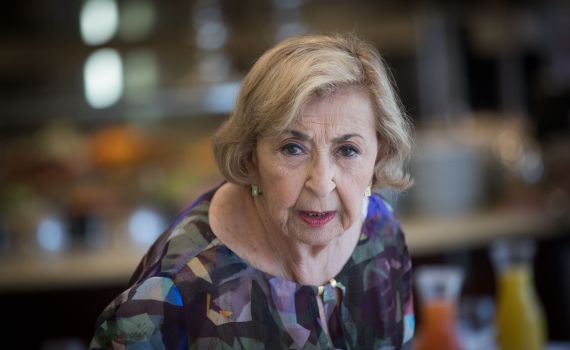 בעקבות מצבה: הצגה נוספת של ליא קניג בוטלה