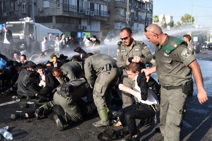 בזמן מחאת החרדים: כתב גלי צה"ל הותקף באלימות