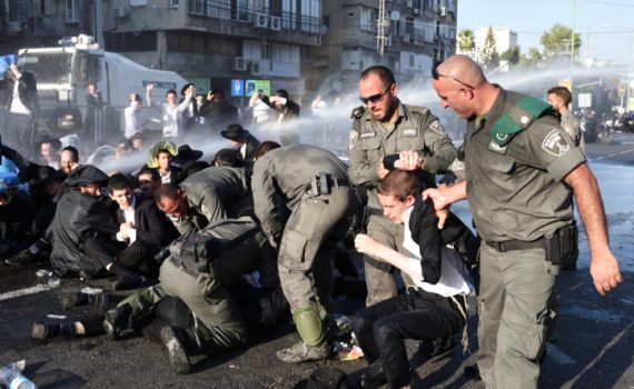 בזמן מחאת החרדים: כתב גלי צה"ל הותקף באלימות