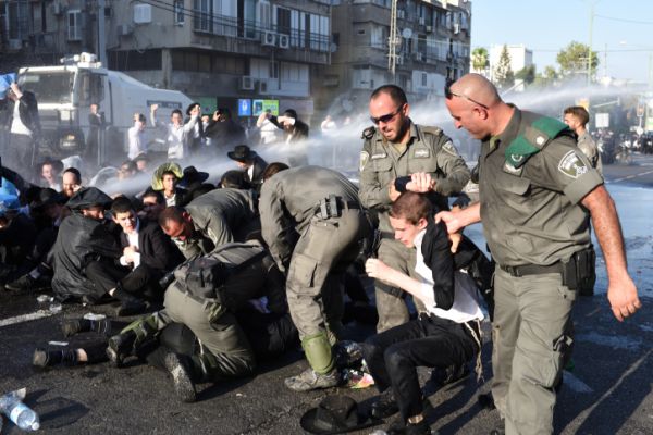 בזמן מחאת החרדים: כתב גלי צה"ל הותקף באלימות