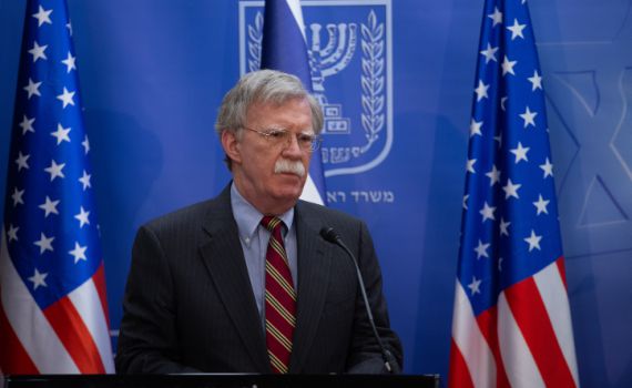 בולטון תוקף: "טראמפ ביקש מנשיא סין לעזור לו להיבחר"