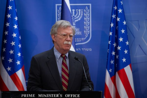 בולטון תוקף: "טראמפ ביקש מנשיא סין לעזור לו להיבחר"