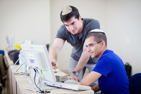 כך ניתן ללמוד הנדסה ולהנות מתורה במקביל