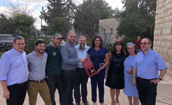 שרת התרבות בביקור בגוש עציון עם חברי ציר 60