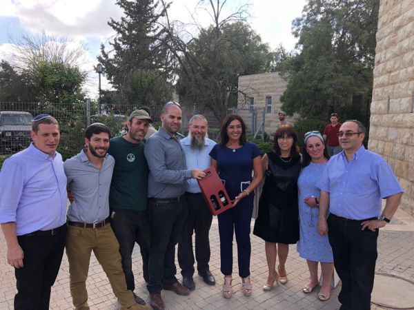 שרת התרבות בביקור בגוש עציון עם חברי ציר 60