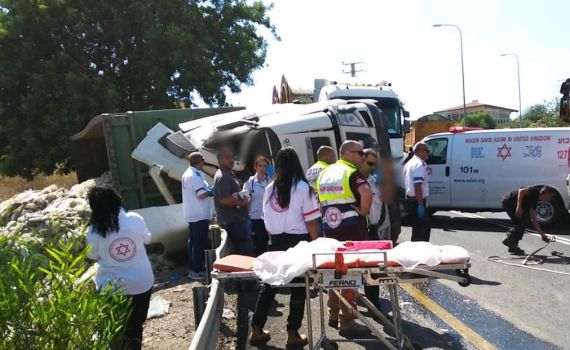 צומת נבות: נהג משאית כבן 25 נלכד, מצבו בינוני