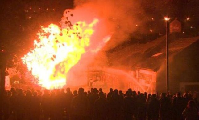  אירלנד: מפגינים שרפו דגלי ישראל במדורת ענק