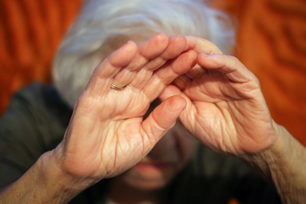 שוטרים עצרו מתבצר לאחר שהיכה את אמו בראשה וגופה