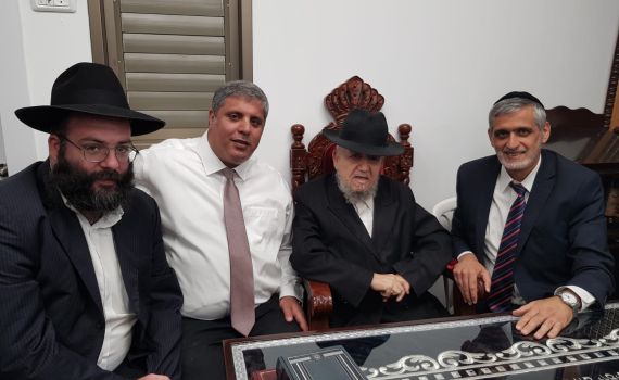 עם תמיכת הרב מזוז ואלי ישי; נציג הבית היהודי רץ ברחובות