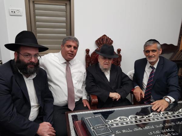 עם תמיכת הרב מזוז ואלי ישי; נציג הבית היהודי רץ ברחובות