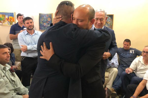 נתניהו ובנט בביקור ניחומים: "חיים בזכות גיבורים כארי"