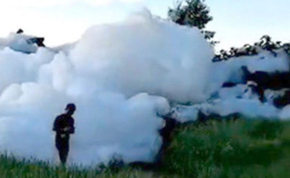 צפו: כפר בסין הוצף בקצף מסיבה הזויה במיוחד