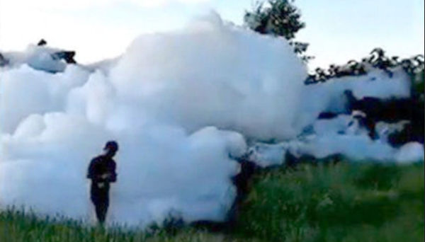 צפו: כפר בסין הוצף בקצף מסיבה הזויה במיוחד