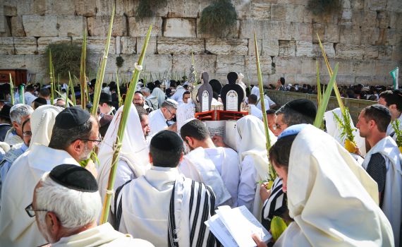 צפו: רבבות במעמד ברכת הכהנים בכותל המערבי