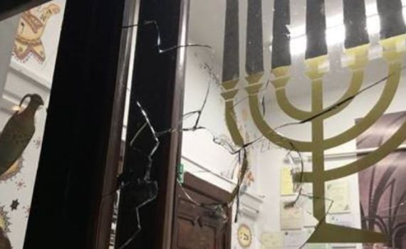 במהלך יום כיפור: אלמוני ניפץ חלון בית כנסת בפולין