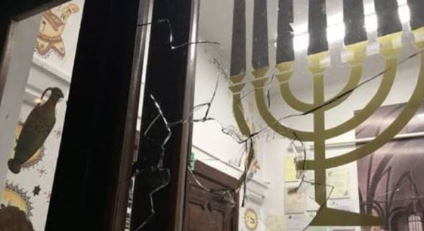 במהלך יום כיפור: אלמוני ניפץ חלון בית כנסת בפולין
