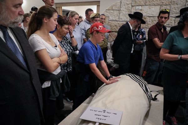 "נפרד ממך בן שלי": המונים בהלוויית ארי פולד הי"ד