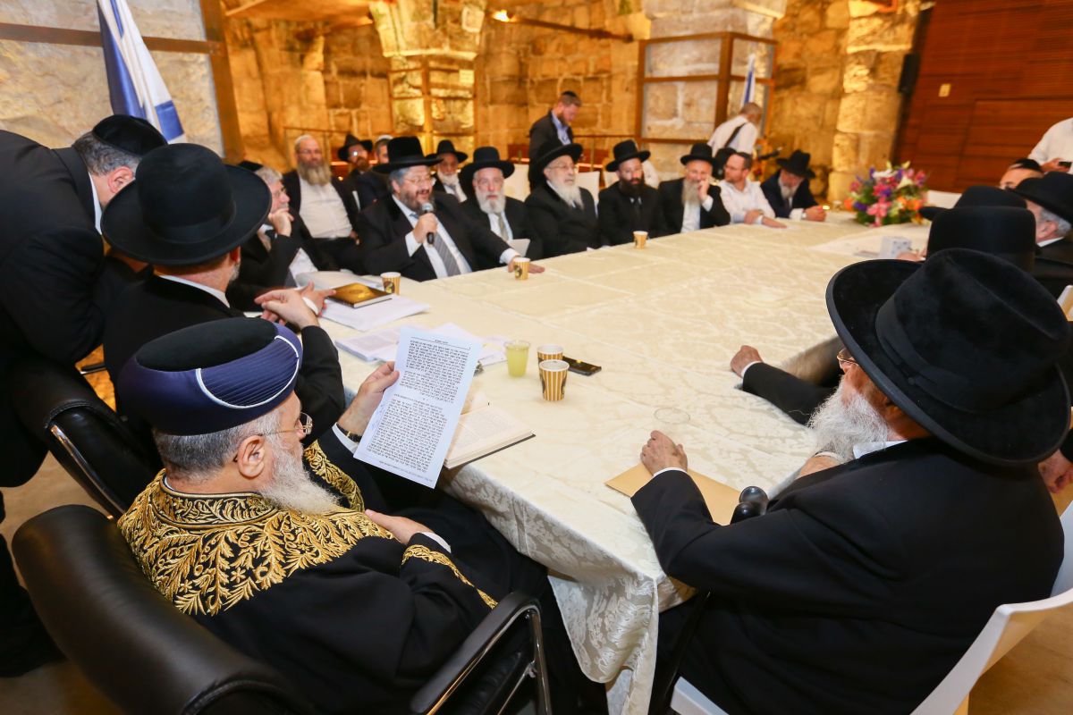 "זו לא יהדות מקרבת": יש עתיד נגד חוק הרבנים