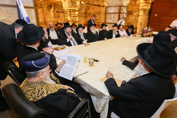 "זו לא יהדות מקרבת": יש עתיד נגד חוק הרבנים