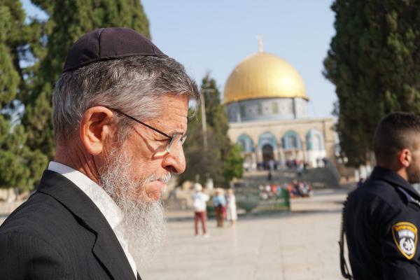 צפו: הרב יצחק שילת פורץ בבכי מול מקום המקדש