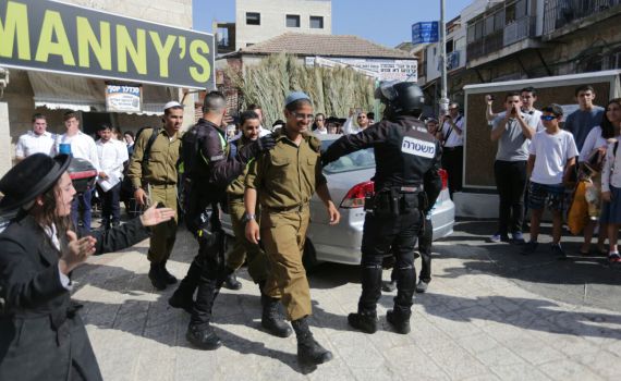 תיעוד: 3 חיילים הותקפו וחולצו ממאה שערים