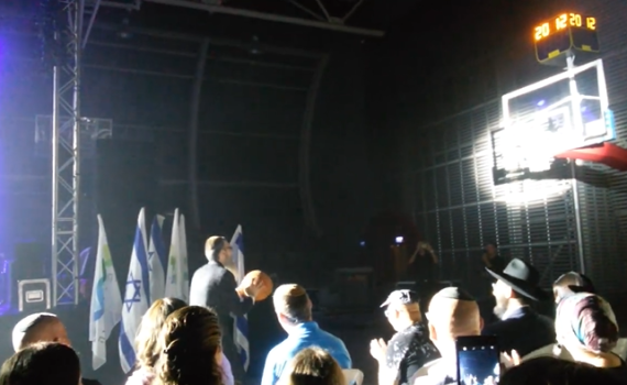 במהלך הופעה: אברהם פריד ניסה לשחק כדורסל• צפו