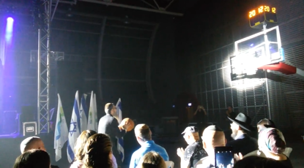 במהלך הופעה: אברהם פריד ניסה לשחק כדורסל• צפו