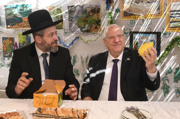 הרב לאו הציג לריבלין: 'האתרוג של מפוני עצמונה'