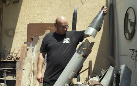 צפו: הדרך של תושב עוטף עזה להתמודד עם הטילים