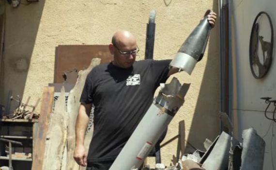 צפו: הדרך של תושב עוטף עזה להתמודד עם הטילים