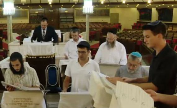 צפו: החזנים מתכוננים לתפילה שתקרע שערי שמים