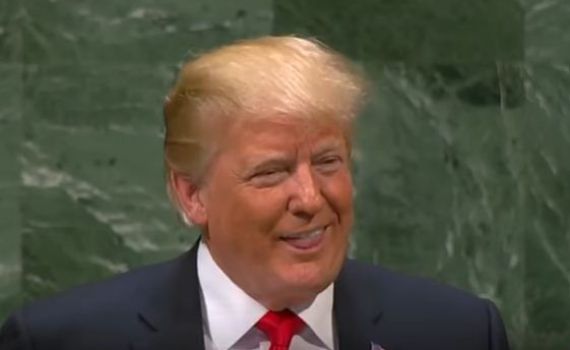 "לזה לא ציפיתי": טראמפ התרברב ו'חטף' מהקהל.צפו