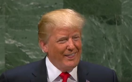 "לזה לא ציפיתי": טראמפ התרברב ו'חטף' מהקהל.צפו