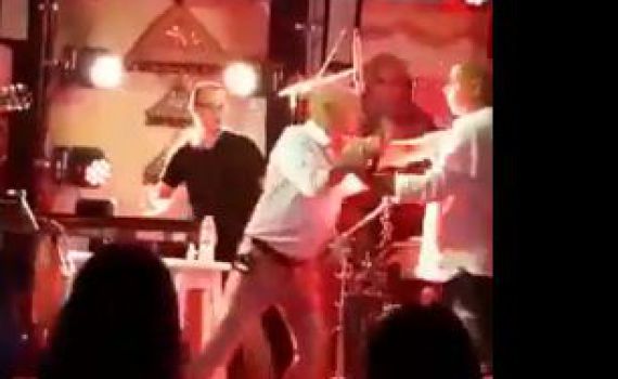 צפו: עלה לבמה באמצע הופעה והתעמת עם ישי לוי