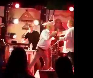 צפו: עלה לבמה באמצע הופעה והתעמת עם ישי לוי