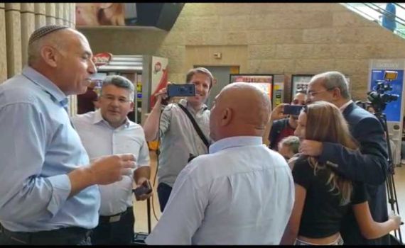 צפו: מוטי יוגב לח"כים הערבים בנתב"ג – "החוצה!"