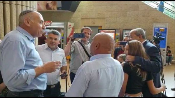 צפו: מוטי יוגב לח"כים הערבים בנתב"ג – "החוצה!"