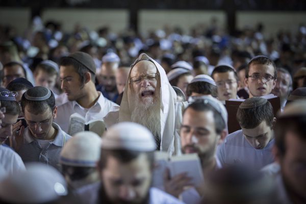 צפו: מאות בסליחות ראשונות עם יצחק מאיר