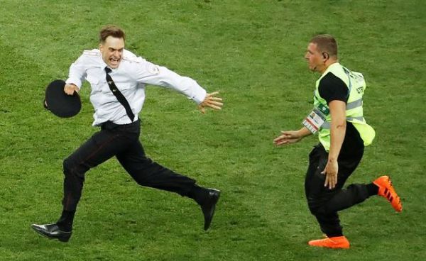 חשד: הפעיל שפרץ לדשא בגמר המונדיאל הורעל