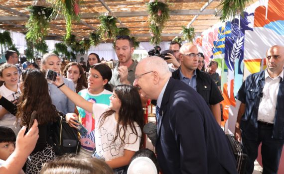 כמיטב המסורת; המונים מתארחים בסוכתו של ריבלין