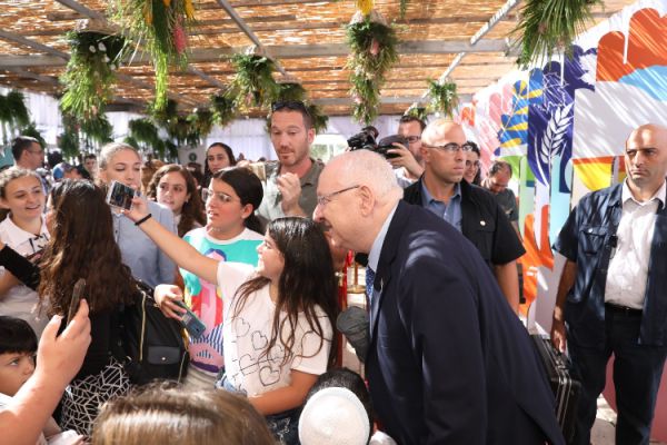 כמיטב המסורת; המונים מתארחים בסוכתו של ריבלין