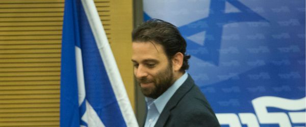 דוברו הפוליטי של נתניהו מסיים את תפקידו