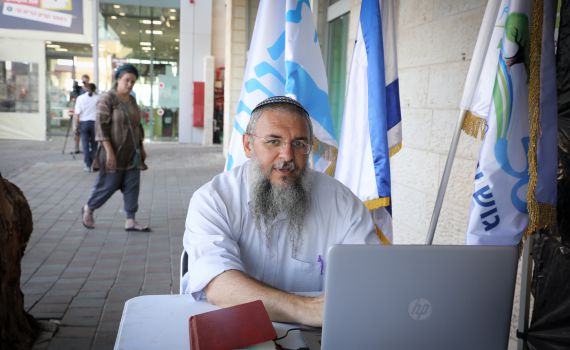 מחאה על הרצח; לשכת ראש המועצה עברה לזירת הפיגוע