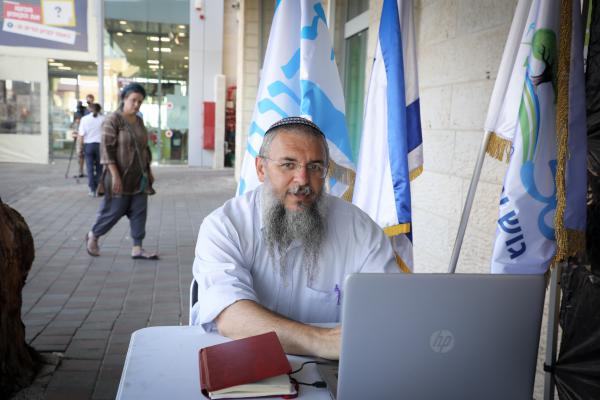 מחאה על הרצח; לשכת ראש המועצה עברה לזירת הפיגוע