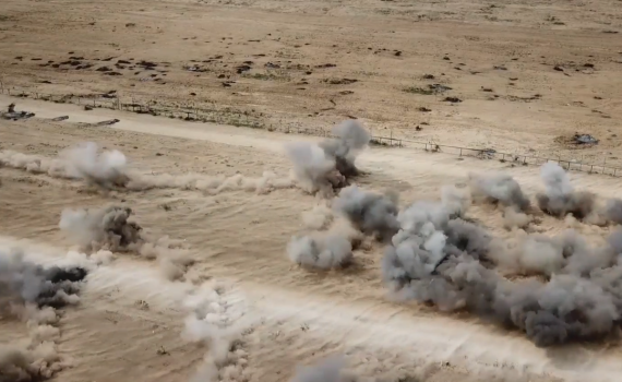 תיעוד: צה"ל מנטרל עשרות מטענים שהשליך חמאס