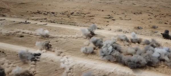 תיעוד: צה"ל מנטרל עשרות מטענים שהשליך חמאס